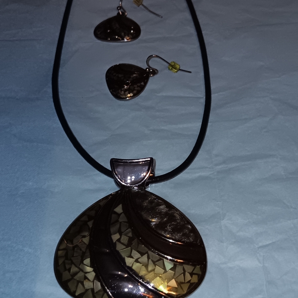 BEAUTIFUL NECKLACE AND MATCHING PIERCED EARRINGS.
